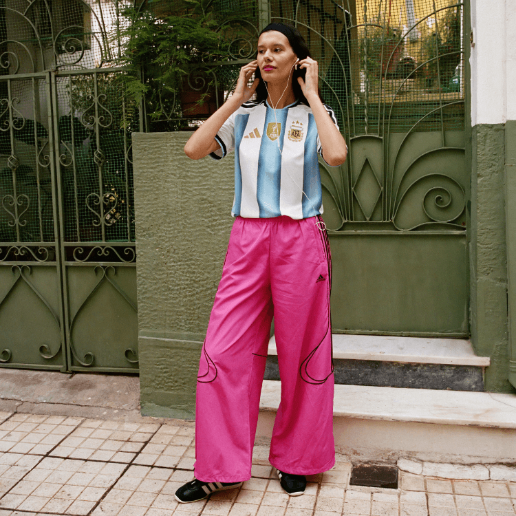 Ragazza che indossa la maglia dell'Argentina