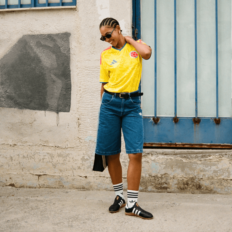 Ragazza che indossa la maglia della Colombia