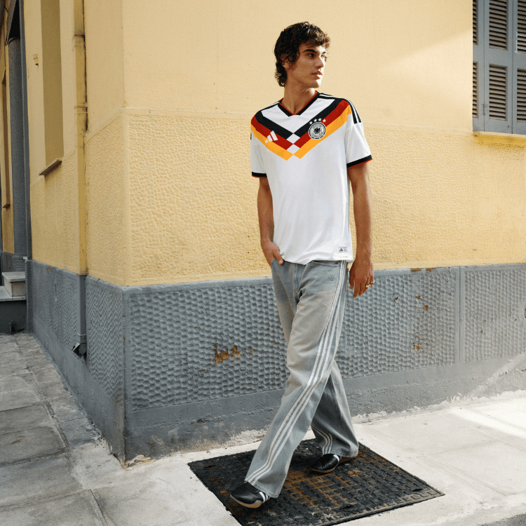 Ragazzo che indossa la maglia della Germania