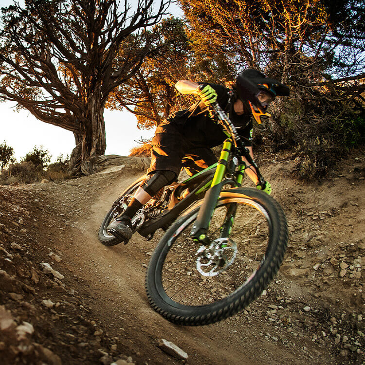 Persona che fa downhill in bici