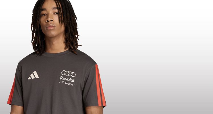 Ragazzo che indossa t-shirt adidas Audi motorsport