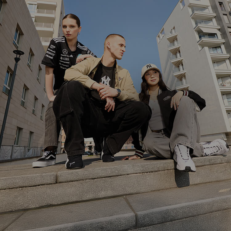 Gruppo di ragazzi vestiti athleisure