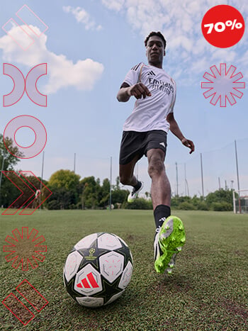 Ragazzo che palleggia in campo