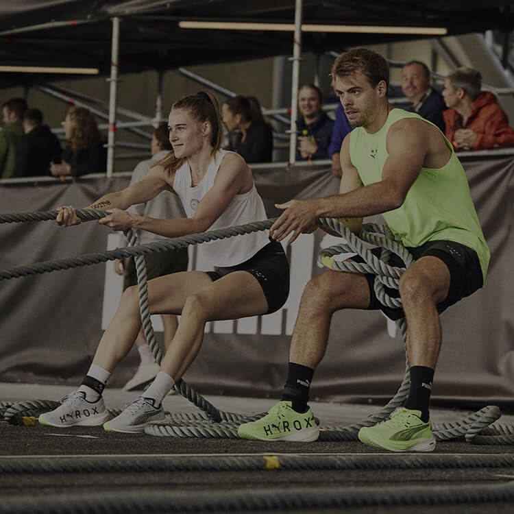 Persone che tirano la fune come allenamento training