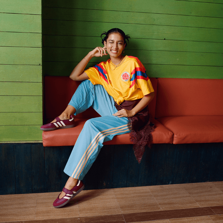 Ragazza che indossa la maglia della Colombia