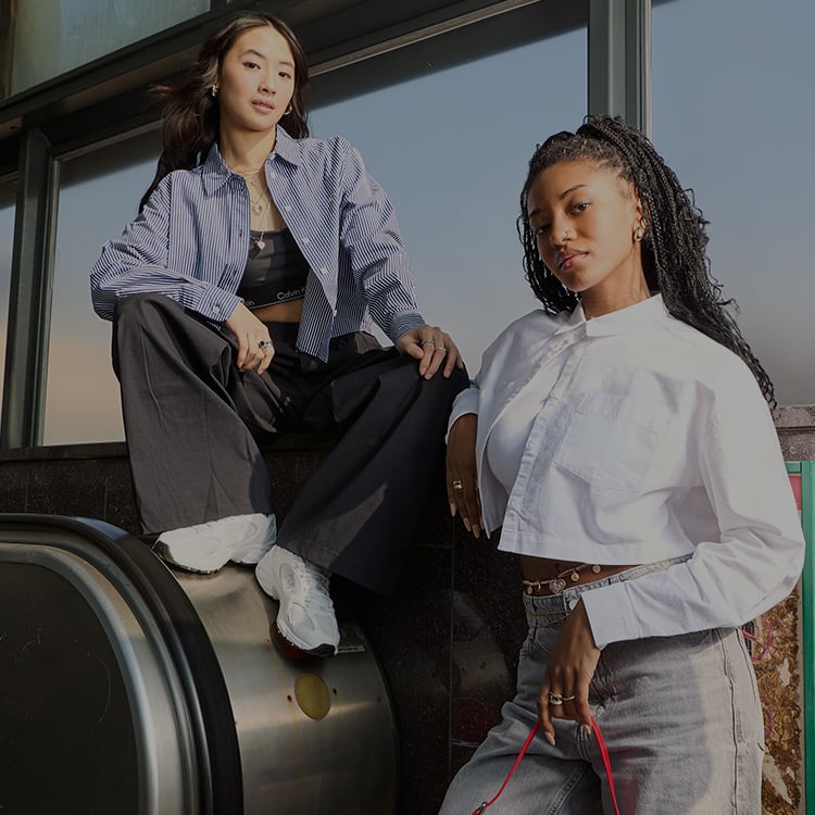 Due ragazze vestite lifestyle alla moda