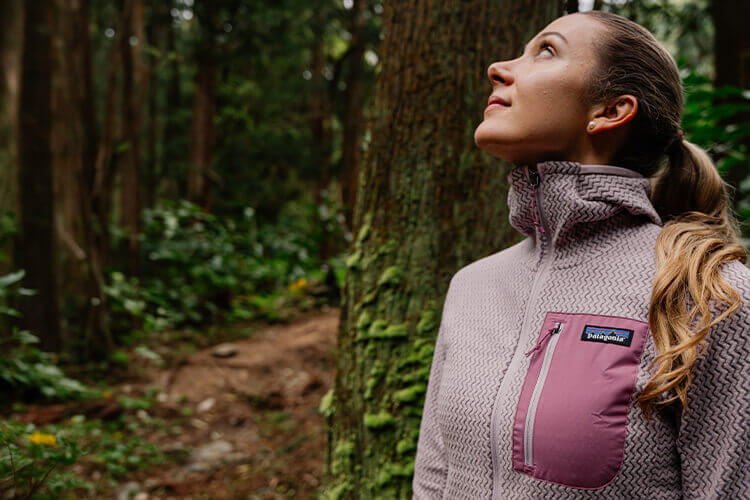 Ragazza che indossa pile Patagonia R1