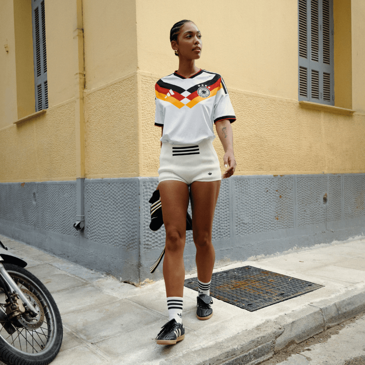 Ragazza che indossa la maglia della Germania
