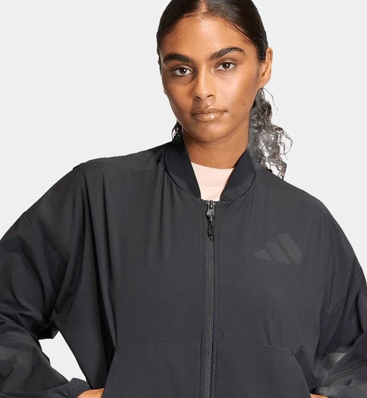Ragazza che indossa felpa nera bomber adidas