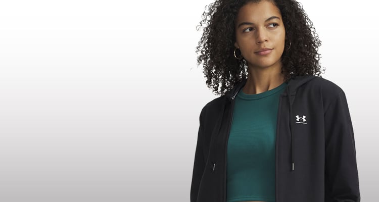 Ragazza che indossa felpa Under Armour nera