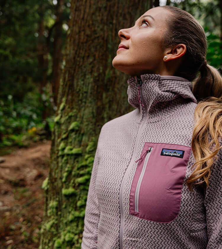 Ragazza che indossa pile Patagonia R1