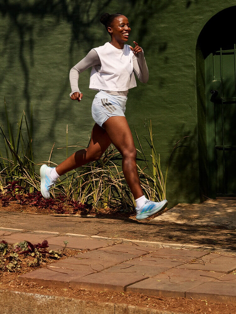 Ragazza che corre con scarpe da running Supernova Rise 3