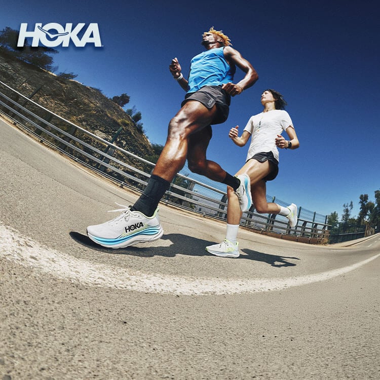 Ragazzi che corrono con scarpe da running Hoka Clifton 11