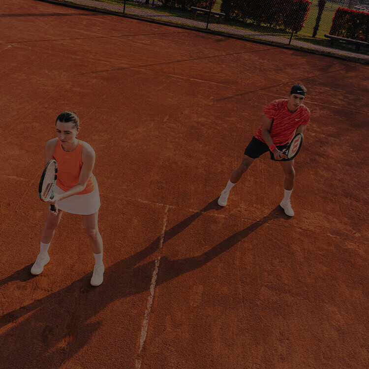 Ragazzi che giocano a tennis