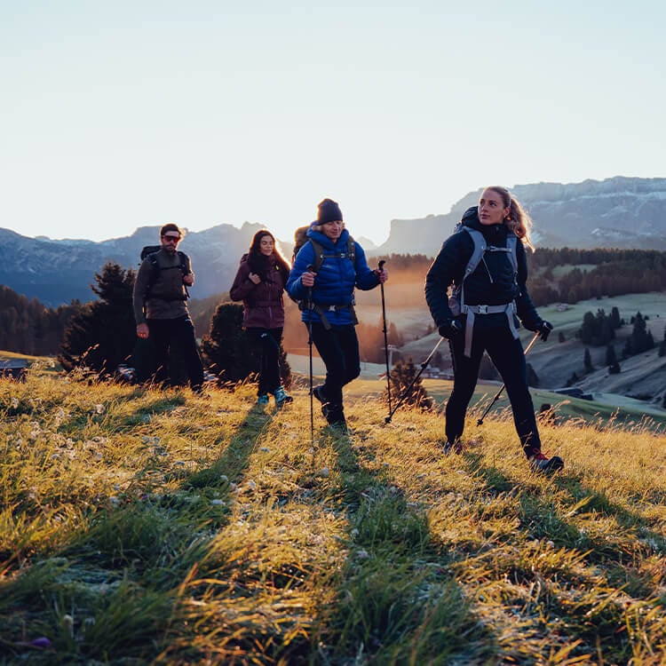Ragazzi che fanno trekking indossando giacche a vento