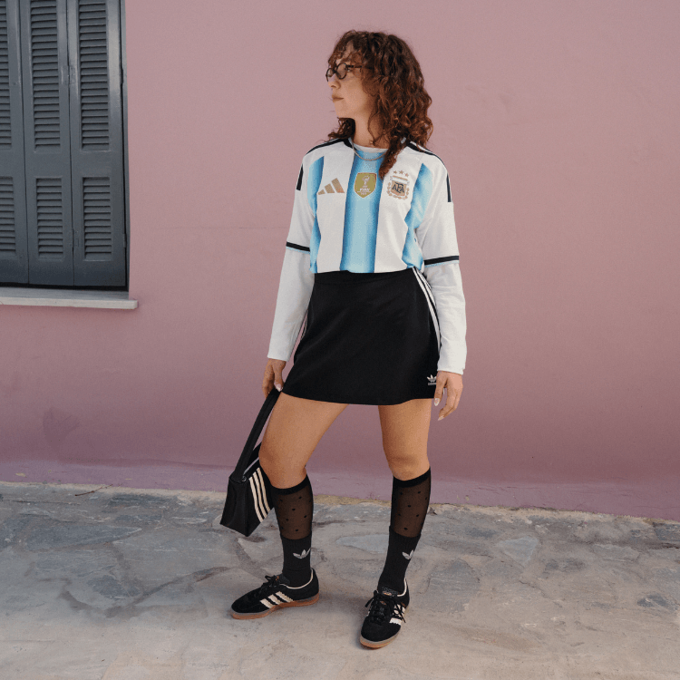 Ragazza che indossa la maglia dell'Argentina