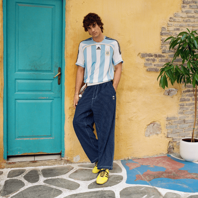 Ragazzo che indossa la maglia dell'Argentina
