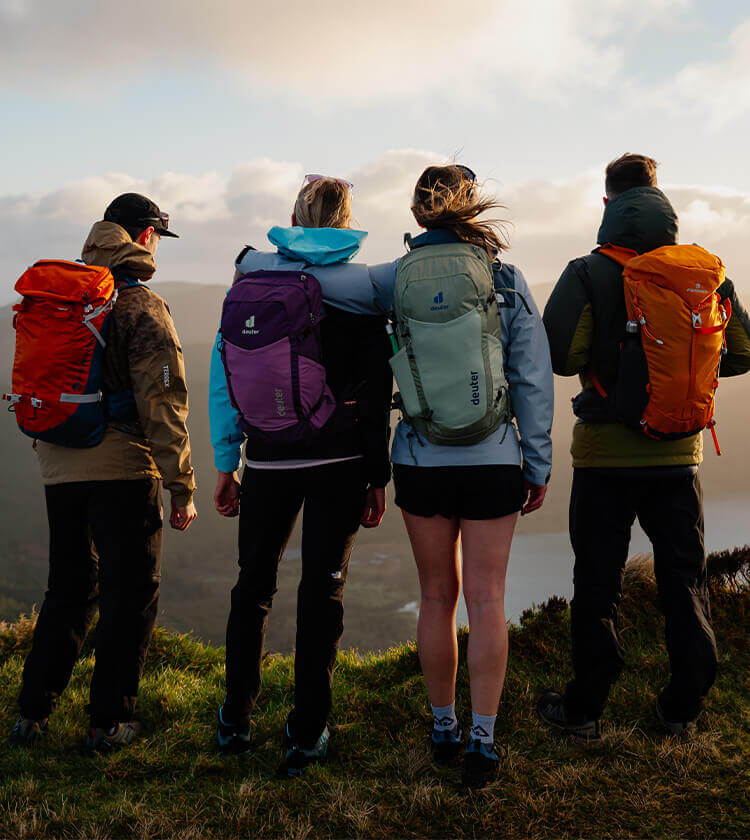 Gruppo di ragazzi che indossa zaini da trekking